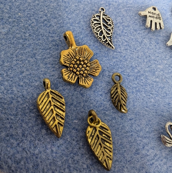 Over 100 charms - Picture 3 of 6